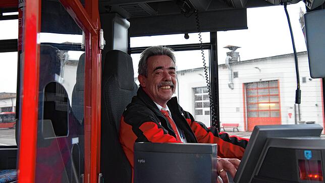 Rudi Egenhofer fährt seit 29 Jahren den Roten Arnold. In zwei Jahren geht er in Rente. Er glaubt, ihm wird das Busfahren fehlen. Auch ...