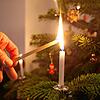 (Symbolbild) Echte Kerzen am Weihnachtsbaum sehen zwar hübsch aus, sind allerdings auch ein enormes Sicherheitsrisiko. Das musste ein ...