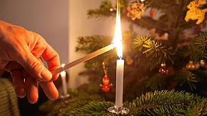 (Symbolbild) Echte Kerzen am Weihnachtsbaum sehen zwar hübsch aus, sind allerdings auch ein enormes Sicherheitsrisiko. Das musste ein ...