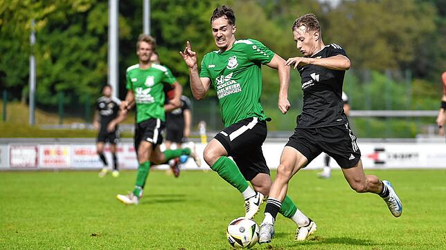Flügeflitzer: Wenn Daniel Langendorf (rechts) vom SV 08 Laufenburg über die Flügel kommt, haben die gegnerischen Abwehrreihen, wie hier ...