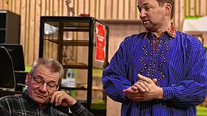 Nikolaus (Niki) König (rechts) bringt seine Zuhörer wie etwa Wilfried Dietsche zum Nachdenken, Schmunzeln, Lachen und zum Mitsingen. ...