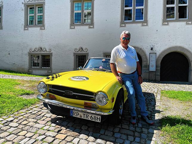 Rolf-Dieter Kuhn lehnt an seinem Schmuckstück. Knapp 50.000 Euro hat der Salemer inzwischen in Reparaturen und Erneuerungen investiert.