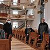 Beim Arbeitsbesuch der erzbischöflichen Bauoberamtsrätin Beate Maier (2. von links) mit Kurt Martin (von links), Wolfgang Schatz, ...