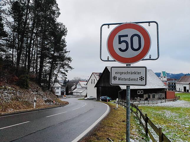 Das Ortsschild hier, vom Eichbühl herkommend an der K7788, wurde gestohlen – und vom Landkreis durch ein 50 km/h-Verkehrszeichen ...