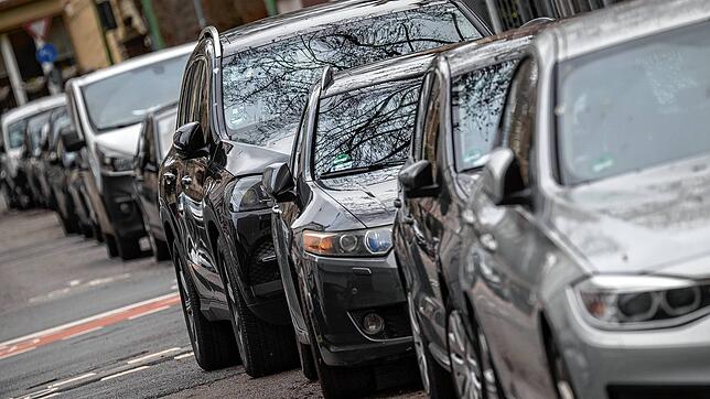 Ein SUV parkt in einer Reihe mit anderen Autos Die Deutsche Umwelthilfe beantragt in 150 Städten höhere Parkgebühren für große SUV