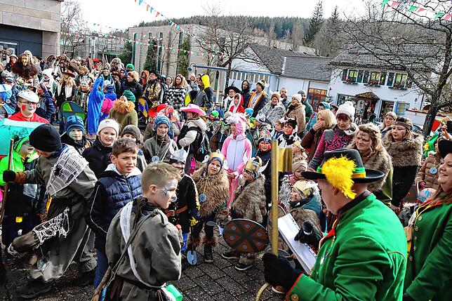 Bild 20: Unvergessliche Momente: Der Kinderumzug und Rathaussturm in Unterkirnach – Bilder des Narrensamens!