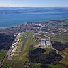 Der Bodensee-Airport Friedrichshafen (links) soll modernisiert und von Schulden befreit werden. Die Stadt Friedrichshafen und der ...