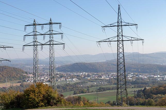 Vom Hungerberg aus kommend führen die Hochspannungsleitungen zu den Umspannwerken bei und in Gurtweil.
