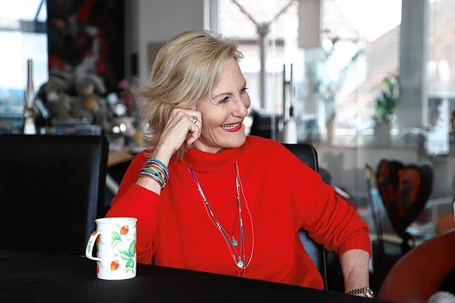 Gaby Hauptmann im Gespräch in ihrem Haus mit Seeblick.