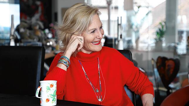 Gaby Hauptmann im Gespräch in ihrem Haus mit Seeblick.