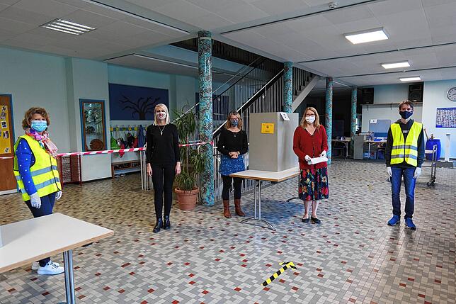 Das Team der Wahlhelfer in der Grundschule Sonnenhalde ist bereit: Sylvia Jordan, Jusmin Just, Antje Albicker-Denkel, Bettina ...