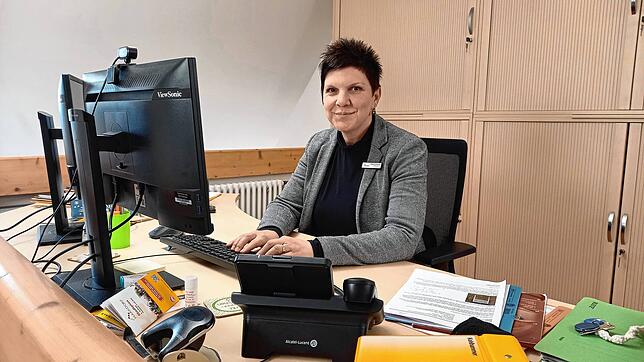 Hauptamtsleiterin Regina Holzhofer koordiniert im Rathaus die städtische Flüchtlingsarbeit.