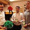 Der grüne Bollenhut als Symbol für die neue Reihe an veganen Lebensmitteln des Schwarzwaldhofes: Geschäftsbereichsleiter Andreas ...