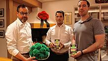 Der grüne Bollenhut als Symbol für die neue Reihe an veganen Lebensmitteln des Schwarzwaldhofes: Geschäftsbereichsleiter Andreas ...