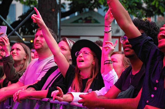 Bild 1: So glücklich macht James Bay beim Stimmen-Festival in Lörrach das Publikum - die besten Bilder