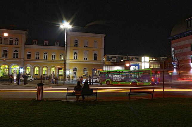 Der Stadtbahnhof Friedrichshafen in den Abendstunden: Anders als in Ravensburg gibt es hier keine Kameras, die den Bahnhofsplatz überwachen.