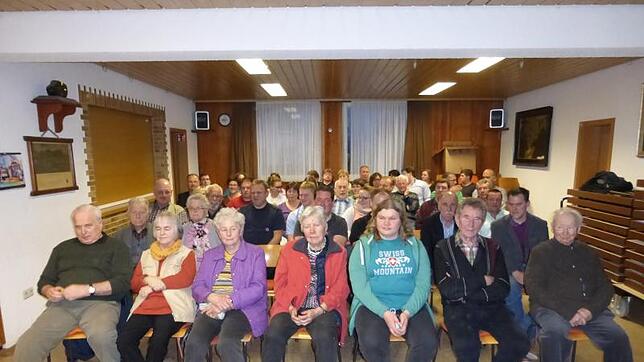 Die Einwohnerversammlung auf dem Randen ist traditionell gut besucht. Rechts vorne der ältesse Einwohner Willy Schweigler. Bild: Gernot ...