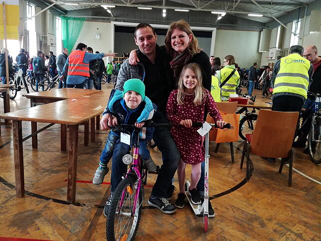 Thomas Brenzler, Stefanie Brenzler sowie ihre Kinder Jonas und Johanna Brenzler nutzen den Familienausflug für eine Schnäppchentour.