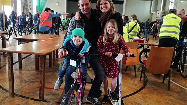 Thomas Brenzler, Stefanie Brenzler sowie ihre Kinder Jonas und Johanna Brenzler nutzen den Familienausflug für eine Schnäppchentour.