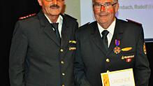 Rudi Bernbach (rechts) erhielt eine der höchsten Auszeichnungen, das Deutsche Feuerwehr Ehrenkreuz in Bronze, von Dietmar Müller überreicht.