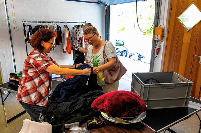 Petra Schramm (rechts) war schon im ehemaligen Jumbo Stammkundin und bringt am Samstag eine Auswahl gebrauchter Kleidungsstücke vorbei. ...