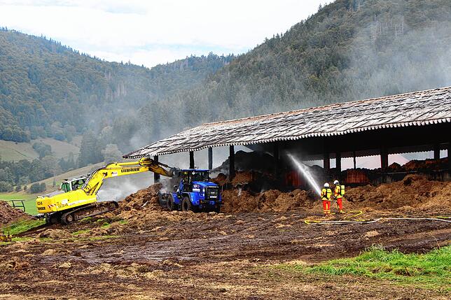 Bild 22: Scheune brennt: Bilder vom Großeinsatz der Feuerwehr in Bernau-Goldbach