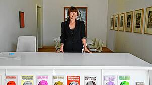 Ellen Martin ist Leiterin der Sammlung Grässlin. Sie kennt die Historie hinter den ausgestellten Werken der neuen Ausstellung ganz genau.