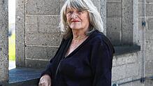 Alice Schwarzer, Journalistin, Publizistin und Gründerin, sowie Herausgeberin der Frauenzeitschrift Emma steht im Frauenmuseum in Köln.