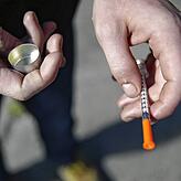 (Symbolbild) Ein Mann hält eine Spritze für eine Fentanyl-Injektion in der Hand. Dieses Opioid wirkt etwa 50-mal stärker als Herion.