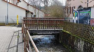 Wird bald abgebrochen und durch einen Neubau ersetzt: Die Radwegbrücke, die im Zuge der Blumenstraße den Weisenbach überspannt. Bild: ...