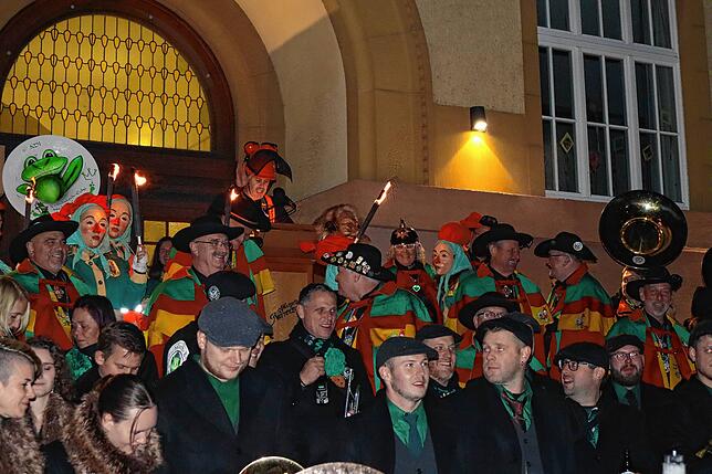 Bild 9: Narren heizen bei Fasnachts-Proklamation ein