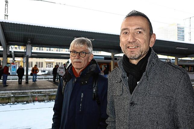 Bernhard Dietrich und Michael Schanz (von links) pendeln regelmäßig von Singen nach Waldshut. Sie ärgern sich, dass in der App die ...