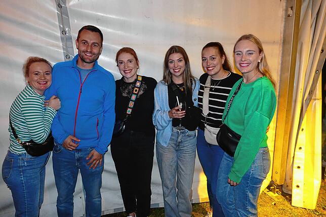 Bild 15: Hunderte Gäste strömen zum Auftakt an das 68. Waldfest in der Geschichte des Musikvereins Aufen.