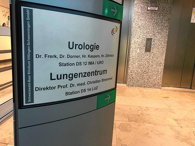 Ein Schild weist den Weg zum Lungenzentrum.