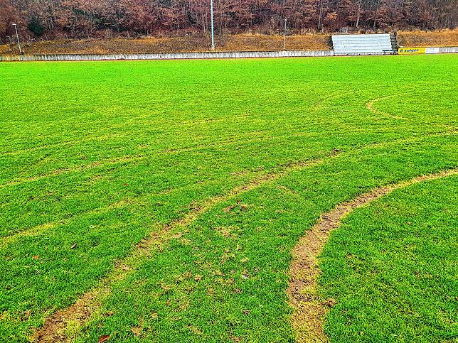 Frische Spuren einer wilden Fahrt wurden am 28. Dezember von Mitgliedern des TuS Meersburg auf dem Fußballplatz entdeckt.