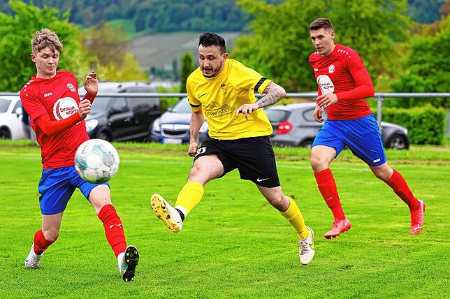 Alessandro Fiore Tapia (Bildmitte) war an fast allen Offensivaktionen des FC Öhningen-Gaienhofen beteiligt.