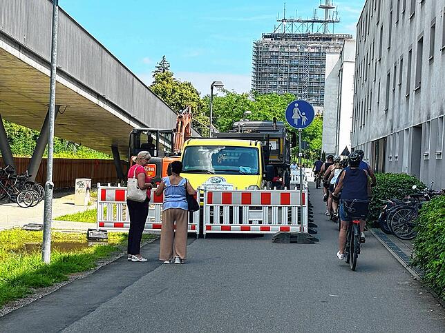 Beim Bahnhof Petershausen ist ebenfalls ein Teil des Bodenseeradweges gesperrt. Eigentlich sollten hier keine Fahrräder fahren.