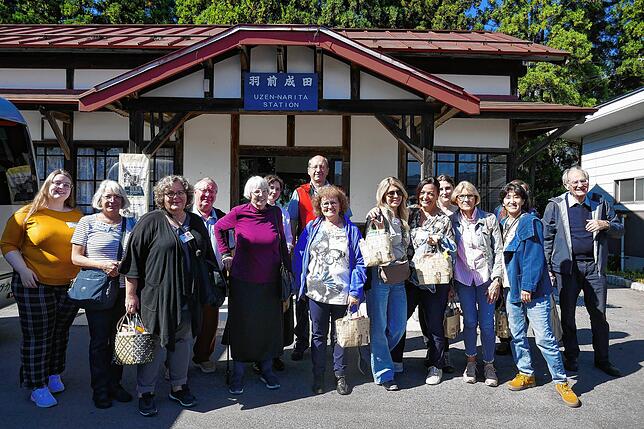 Das Foto zeigt die Delegation aus Bad Säckingen vor dem Uzen Narita Bahnhof, er wird von der Eisenbahnlinie Flower-Line betrieben.