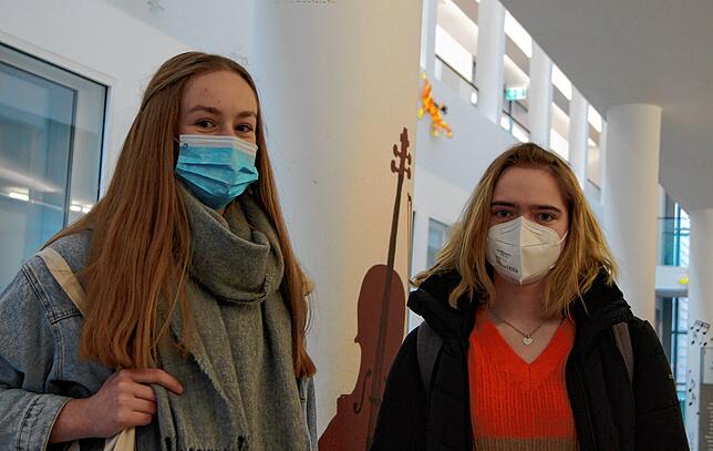 Die Oberstufenschülerinnen Klara Röttger (links) und Cora Liebherr finden es gut und wichtig, dass an ihrer Schule getestet wird.