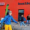 Mit Bus und Bahn ins Skigebiet: SÜDKURIER-Redakteur Stefan Hilser am Bahnhof in Dornbirn.