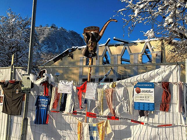 Tage nach der Brandkatastrophe ist der Absperrzaun mit Sprüchen und Erinnerungsstücken an die Scheffelhalle vollgehängt.