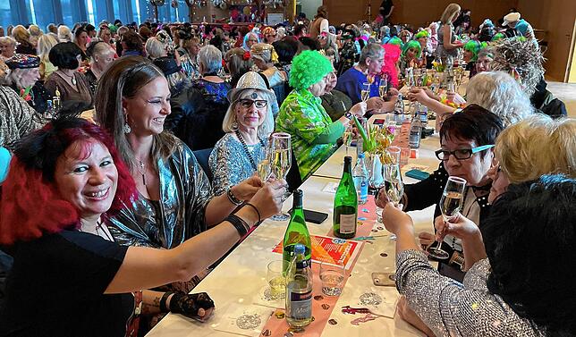 Bild 8: Ausgelassene Stimmung beim Frauenkaffee der Owinger Hexen &ndash; hier gibt&lsquo;s die Bilder