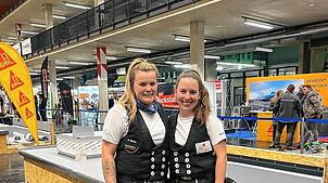 Jana Siedle (rechts) und ihre Kollegin Nina Weber erleben spannende Tage bei der Weltmeisterschaft der Jungen Dachdecker in Innsbruck ...
