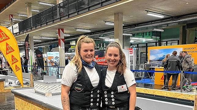 Jana Siedle (rechts) und ihre Kollegin Nina Weber erleben spannende Tage bei der Weltmeisterschaft der Jungen Dachdecker in Innsbruck ...