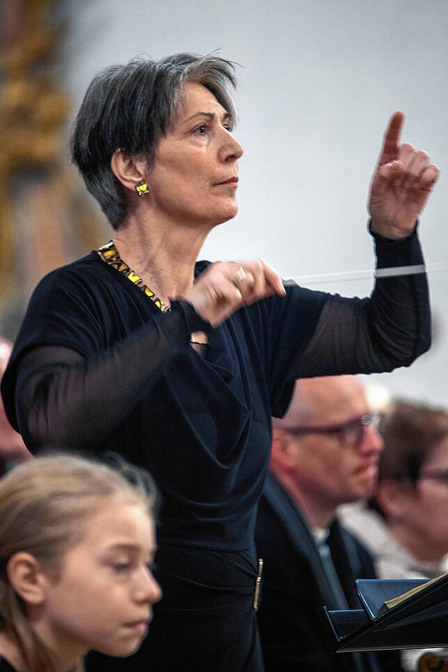 Ist in ihrem Element: die Dirigentin Monika Heinen-Wolf leistet gute Arbeit.