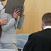 16.10.2019, Nordrhein-Westfalen, Düsseldorf: Sarah O. wird von Justizbeamten in den Gerichtssaal geführt.