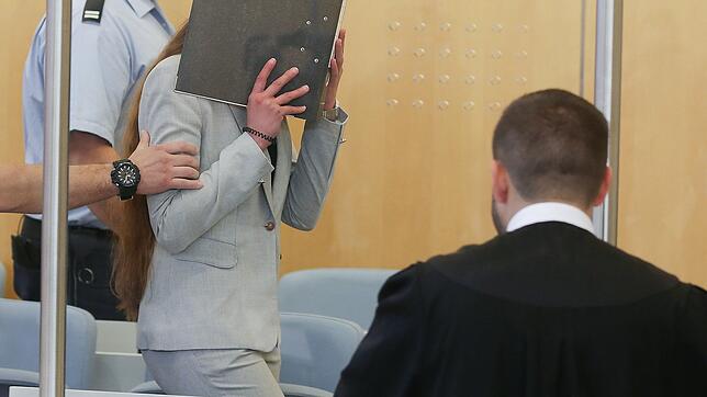 16.10.2019, Nordrhein-Westfalen, Düsseldorf: Sarah O. wird von Justizbeamten in den Gerichtssaal geführt.