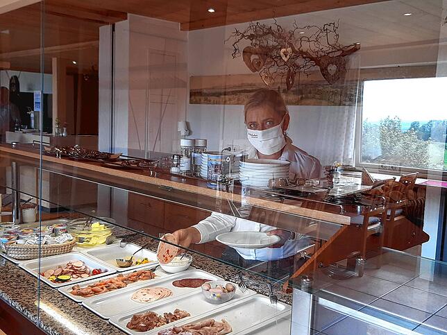 Servicekraft Sylwia Moog hinter dem Frühstücksbuffet im Berggasthof Höchsten. Da keine Selbstbedienung erlaubt ist, wird das Essen ...