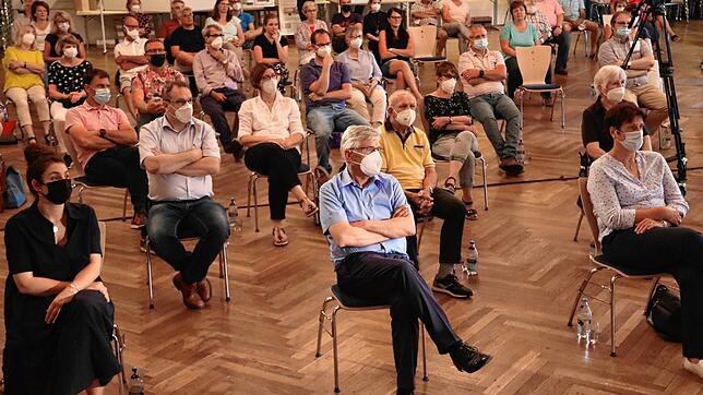 Rund 80 ausgeloste Besucher durften am Dienstagabend zu der offiziellen Kandidatenvorstellung der Stadt zur Bürgermeisterwahl in die ...