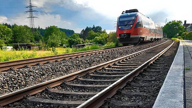 Ein Zug der Hochrheinbahn am Bahnhalt in Schwörstadt.